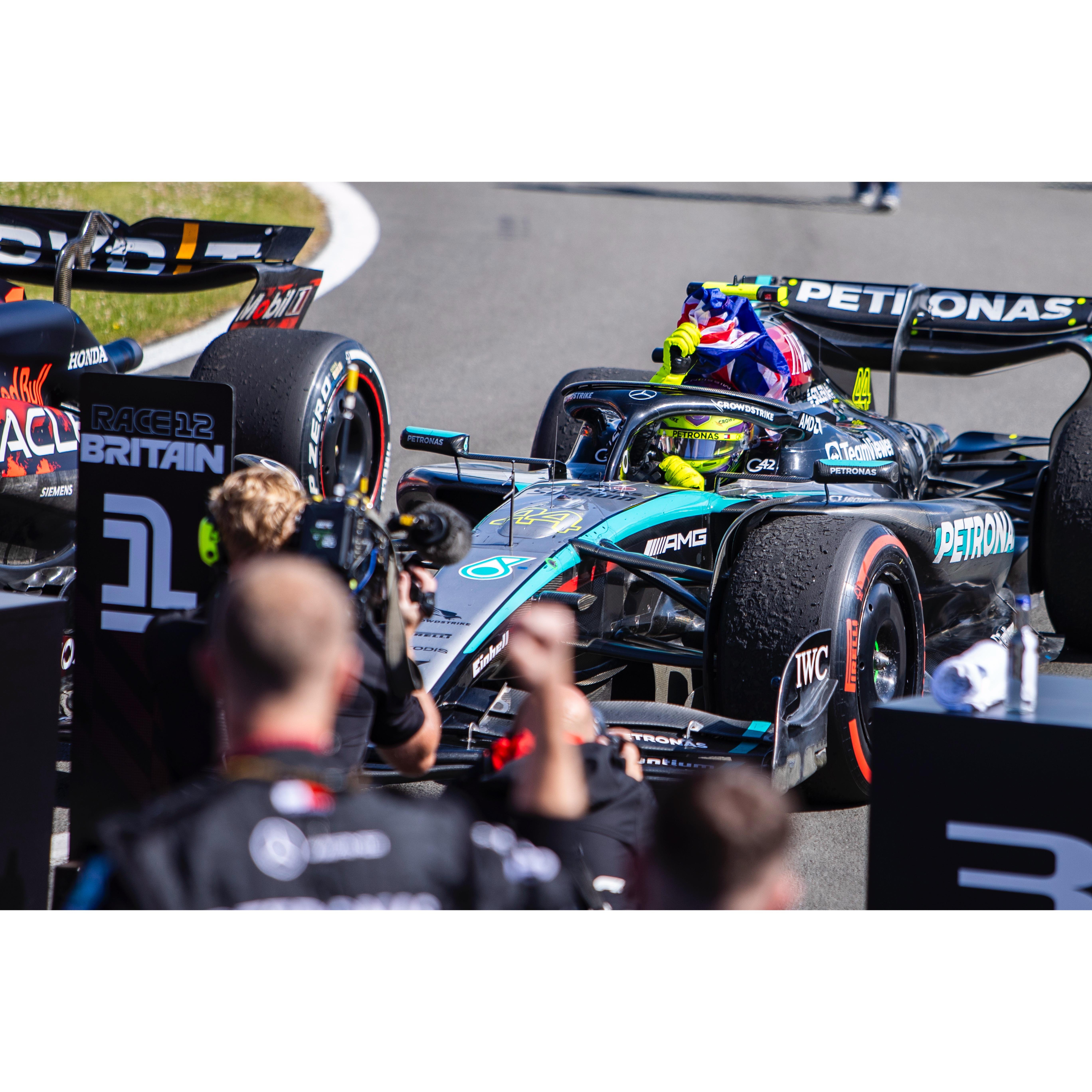 红牛车队碾压梅赛德斯，汉密尔顿高光表现