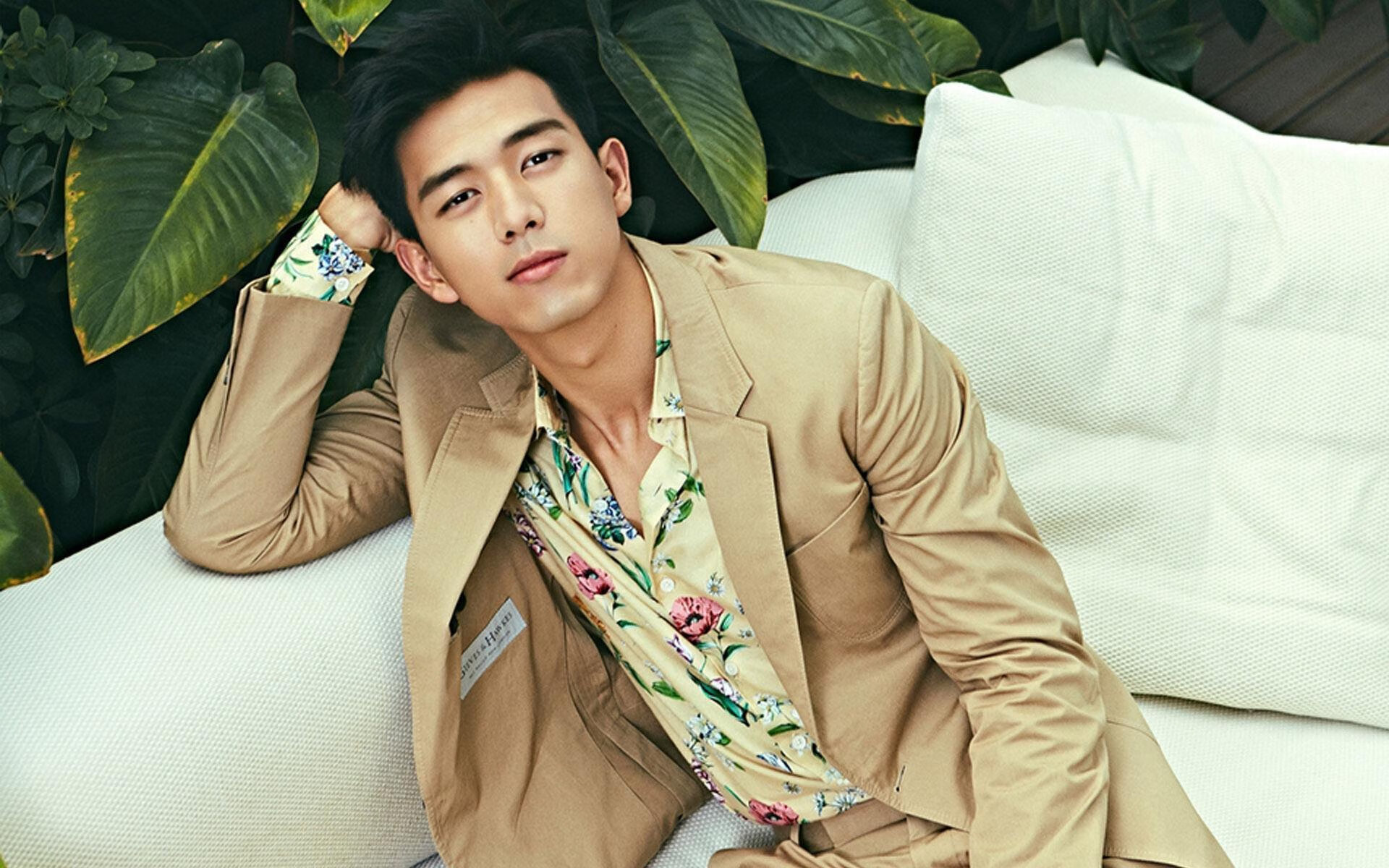 情绪崩溃与战术突破，足球世界里两种爆发的镜像